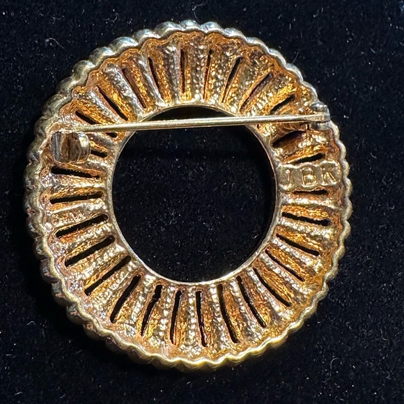 Camrose & Kross JBK Rhinestone Gold Tone Wreath Brooch - Picture 4 of 5